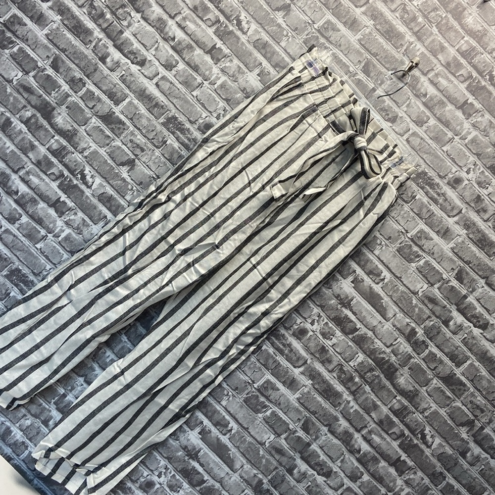 Woman’s pants - Picture 2 of 9